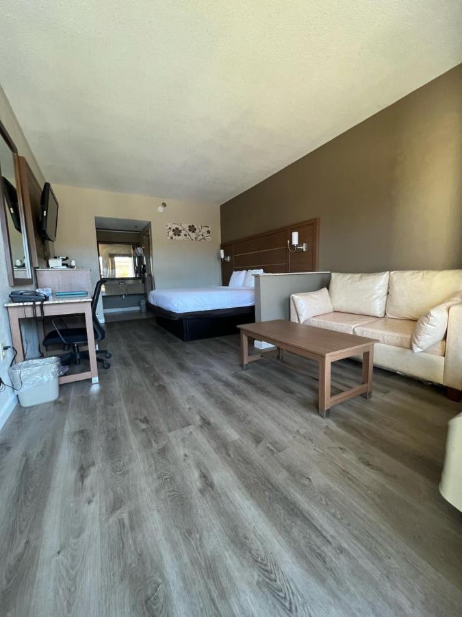 Quality Inn & Suites Near Six Flags - Austell Kültér fotó